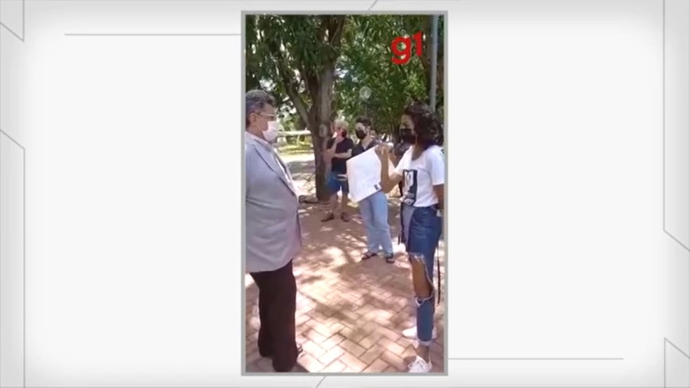 Vice-reitor da UFPI bate-boca com estudantes em protesto — Foto: Reprodução