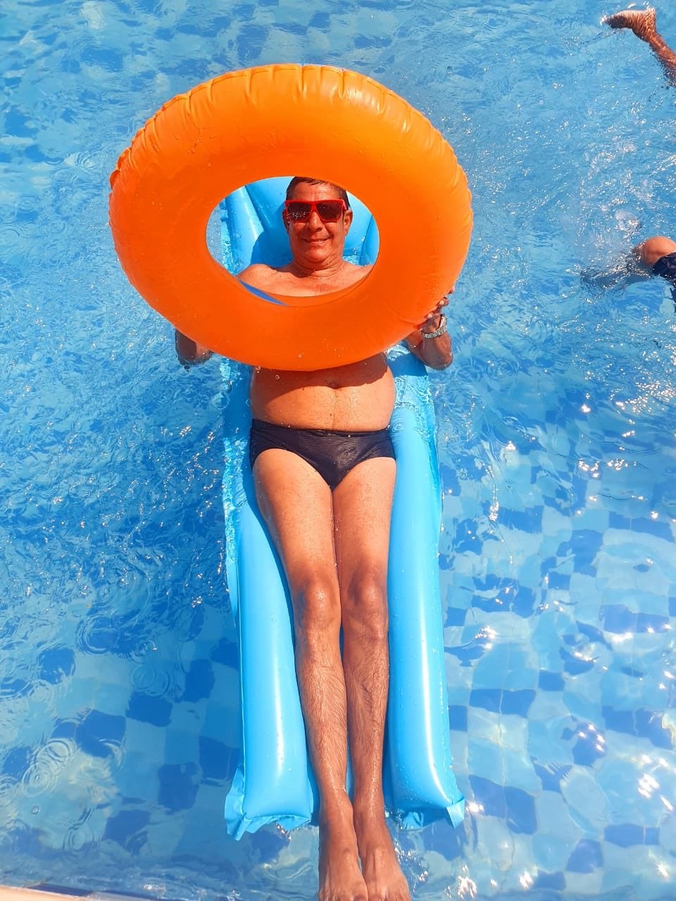 Zeca Pagodinho relaxa em piscina (Foto: Reprodução/Twitter)