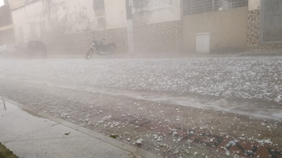 Temporal com granizo em Guarani — Foto: TV Integração