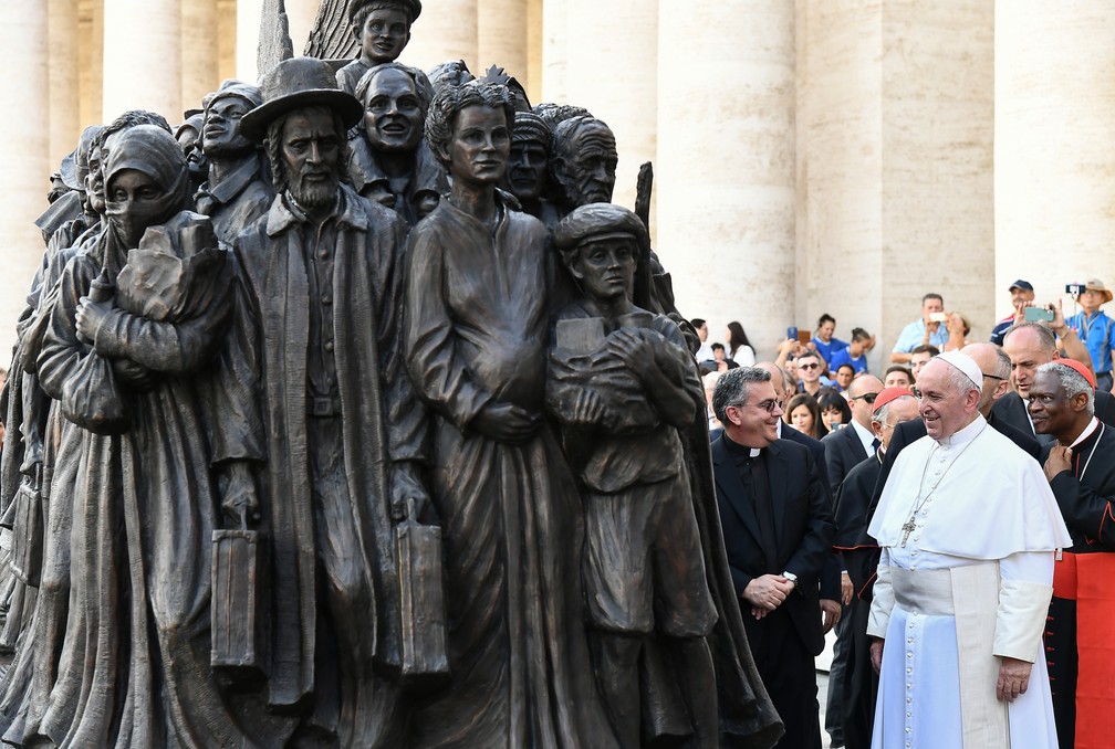 Papa Francisco participa da inauguração de uma escultura representando um grupo de migrantes de várias culturas e de diferentes épocas históricas,no Vaticano — Foto: Reuters/Vincenzo Pinto