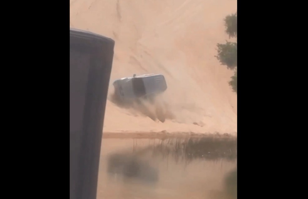 Carro capotou em duna de Nísia Floresta, na Grande Natal — Foto: Reprodução