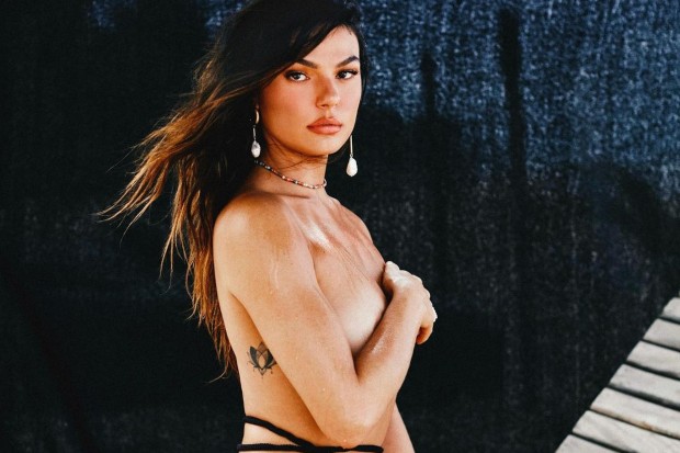 Isis Valverde posa em foto sensual sem parte de cima do biquíni (Foto: Reprodução/Instagram)