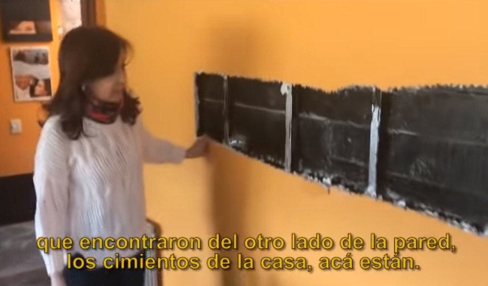 Cristina Kircher mostra parede quebrada após busca em uma de suas casas — Foto: Reprodução / YouTube