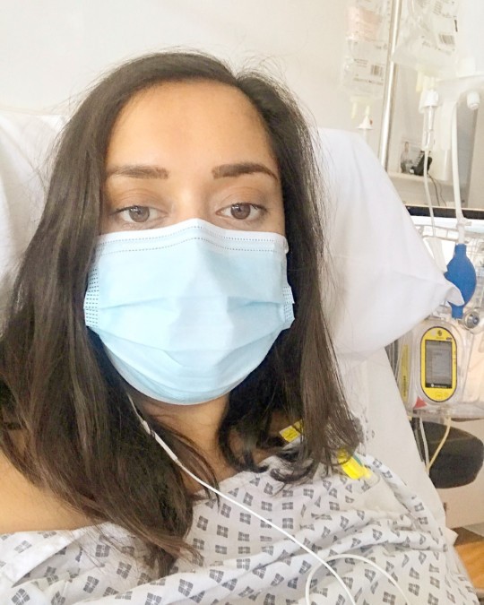 Priya precisou usar máscara durante todo o trabalho de parto, que durou mais de 48 horas (Foto: Reprodução Instagram)