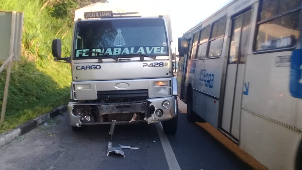 Caminhão atingiu ônibus e carro na BR-324, em Salvador  — Foto: Cid Vaz/TV Bahia 