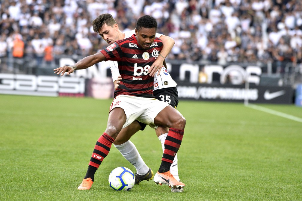 Vitinho se machucou contra o Corinthians e se tornou uma preocupa&ccedil;&atilde;o &mdash; Foto: Marcos Ribolli