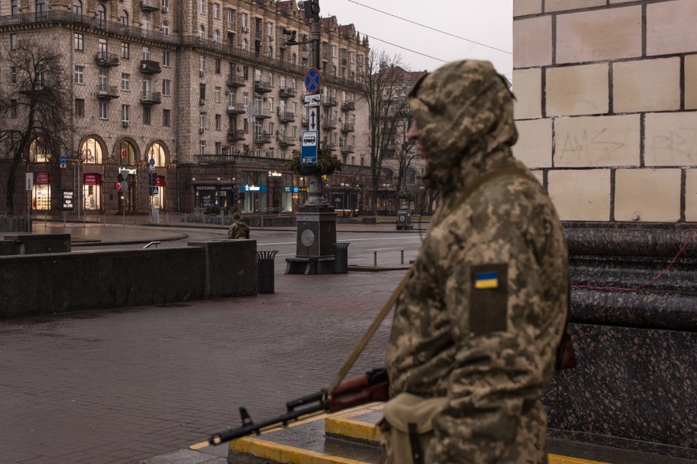 Soldados a postos no centro de Kiev, na praça de Maidan — Foto: Gabriel Chaim/g1