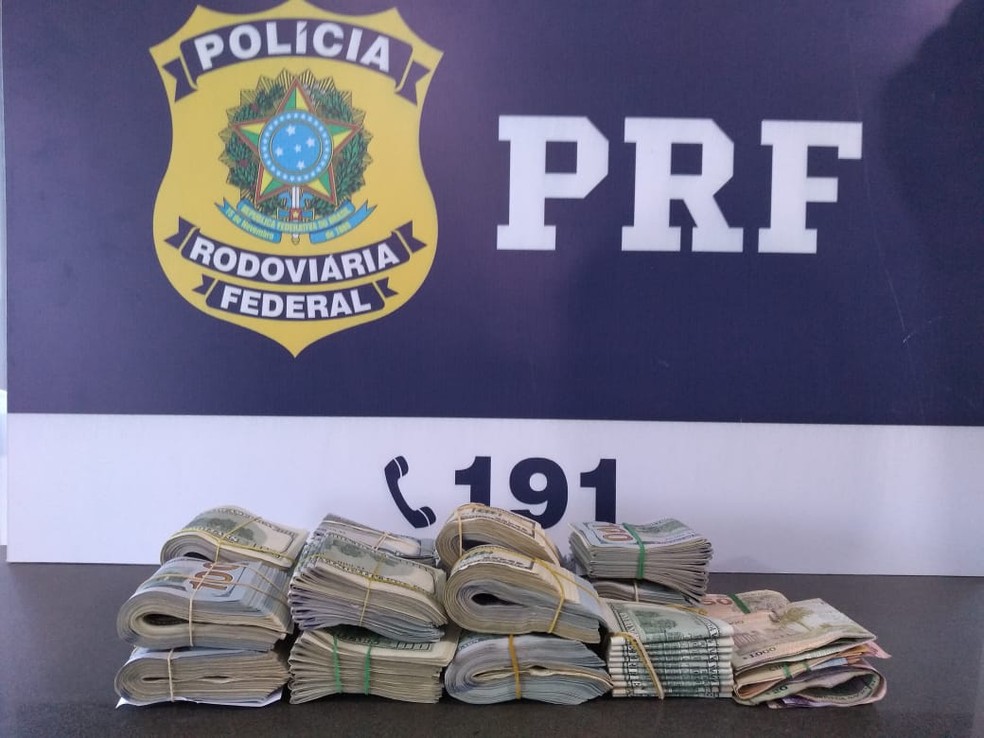 Dinheiro apreendido pela Polícia Rodoviária Federal no Rio Grande do Sul  — Foto: Polícia Rodoviária Federal/Divulgação