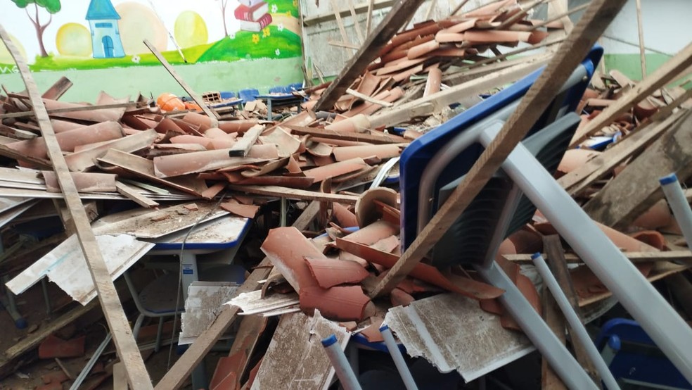Parte do teto de escola desabou em Caucaia, na Região Metropolitana de Fortaleza. — Foto: Corpo de Bombeiros/Divulgação