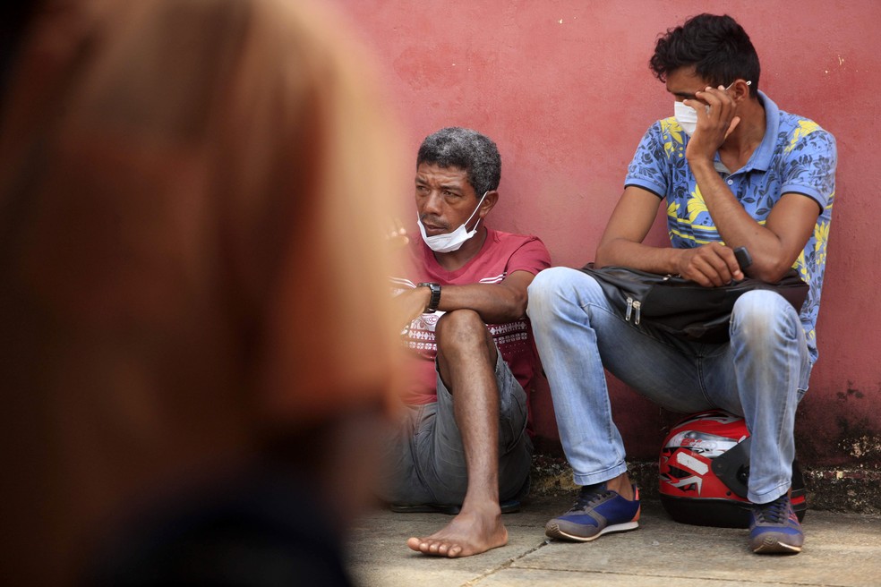 Familiares aguardam liberação de corpos de mortos no 'Massacre em Altamira', no Pará — Foto: Maycon Nunes / Ag. Para