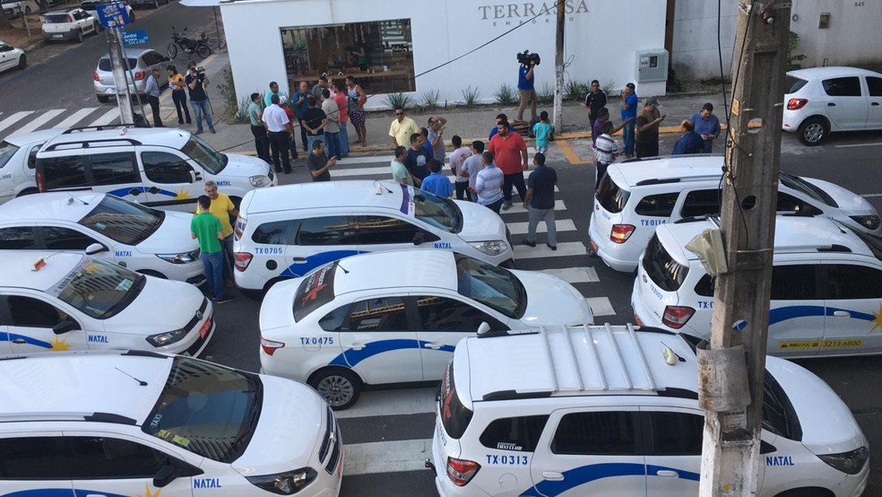 Taxistas fizeram protesto em frente Ã  CÃ¢mara Municipal de Natal â Foto: HeloÃ­sa GuimarÃ£es/Inter TV Cabugi