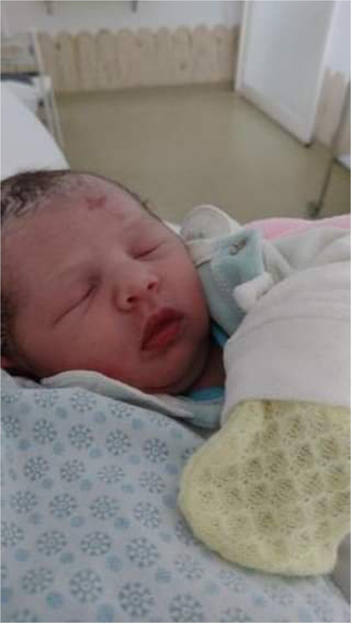 A pequena Mirela nasceu com uma mancha em formato de cruz na testa (Foto: Arquivo Pessoal)