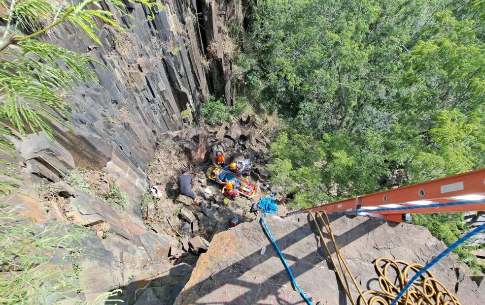 Casal fica ferido ao cair de cachoeira em Angatuba  — Foto: CNET/ Reprodução 