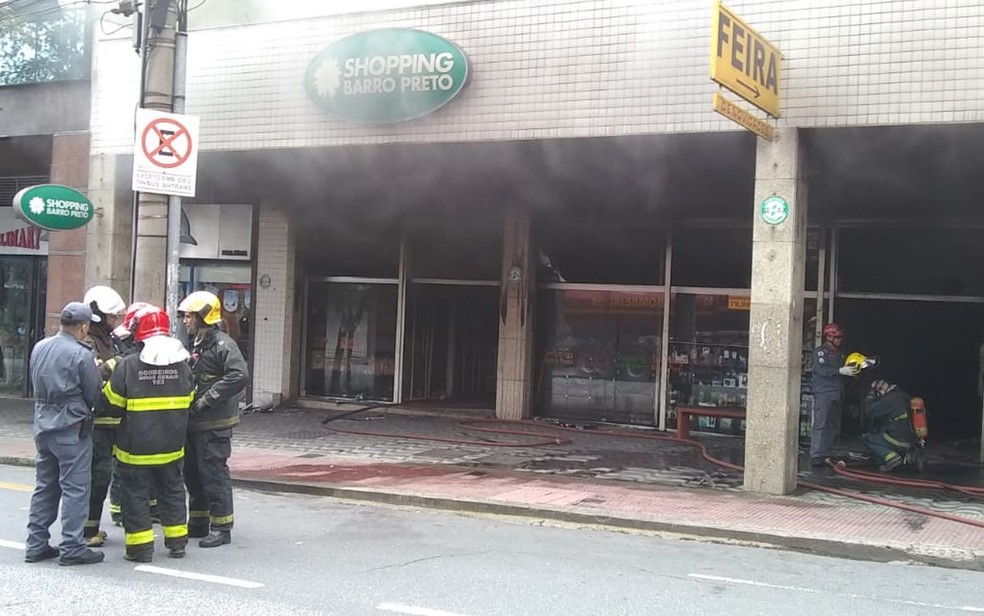 Chamas são debeladas em shopping na Região Centro-Sul de BH — Foto: Corpo de Bombeiros de MG/Divulgação