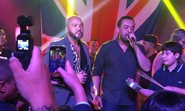 Claudio Castro e o cantor Belo na festa de aniversário do governador