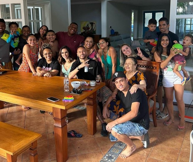 Neymar se reúne com amigos em familiares em casa de avó (Foto: Instagram)