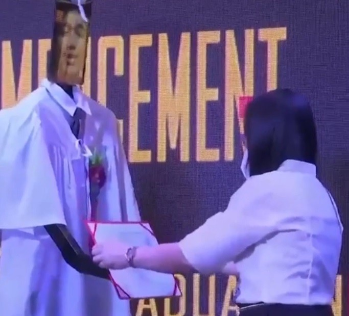 Com auxílio de um robô, alunos recebem diploma nas Filipinas (Foto: Reprodução )