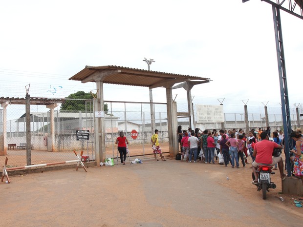Visitas foram retomadas neste domingo na penitenciária (Foto: Inaê Brandão/G1 RR)