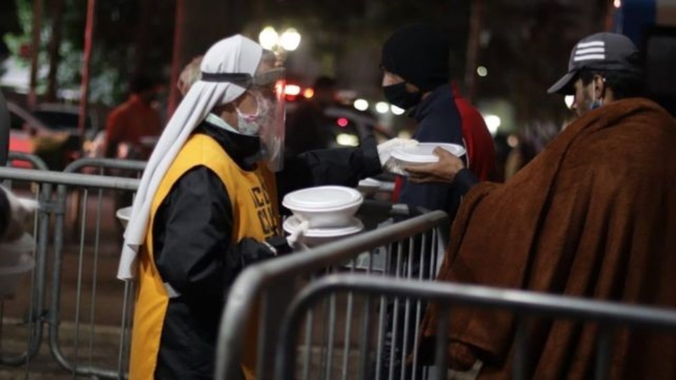 Pessoas que distribuem alimentos na capital paulista relatam mudança, após pandemia, no perfil daqueles que recebem as doações — Foto: Divulgação