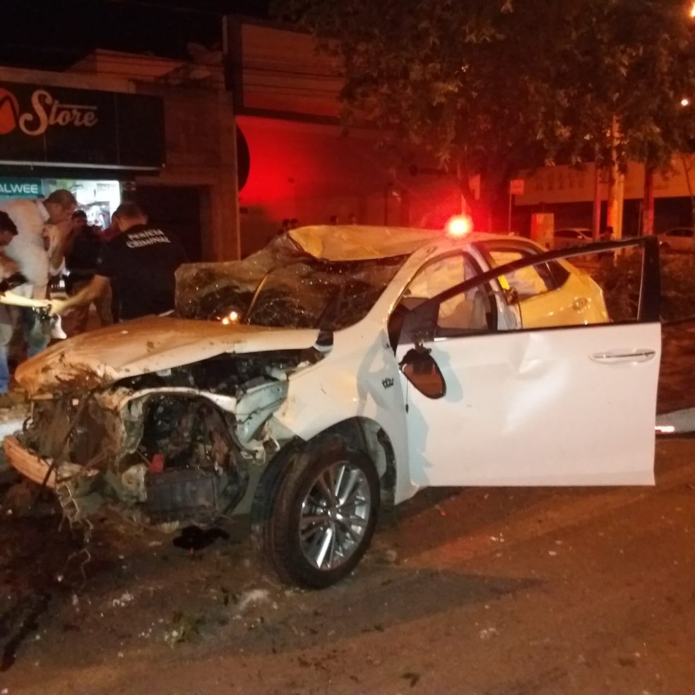 Carro ficou completamente destruído — Foto: Divulgação/Corpo de Bombeiros