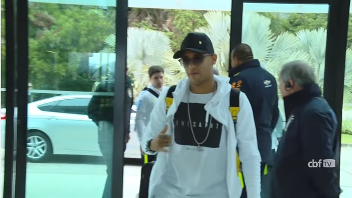 Neymar chega na Granja (Foto: CBF TV)