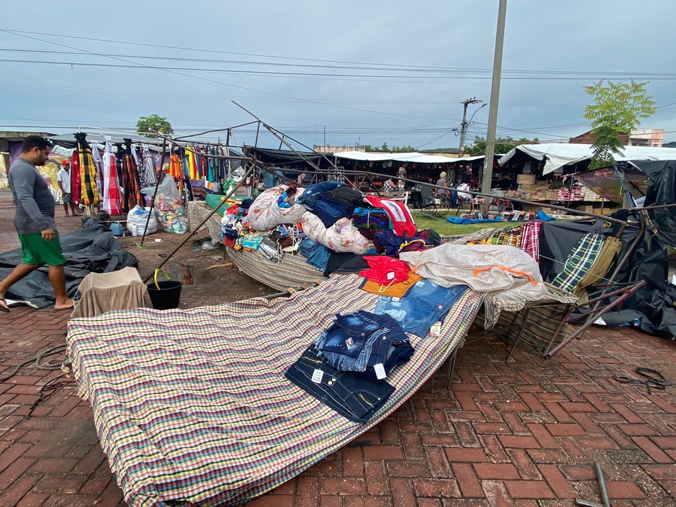 Ambulantes têm barracas e produtos destruídos pela água durante chuva em Juazeiro do Norte, no Ceará. — Foto: Biana Alencar/ SVM