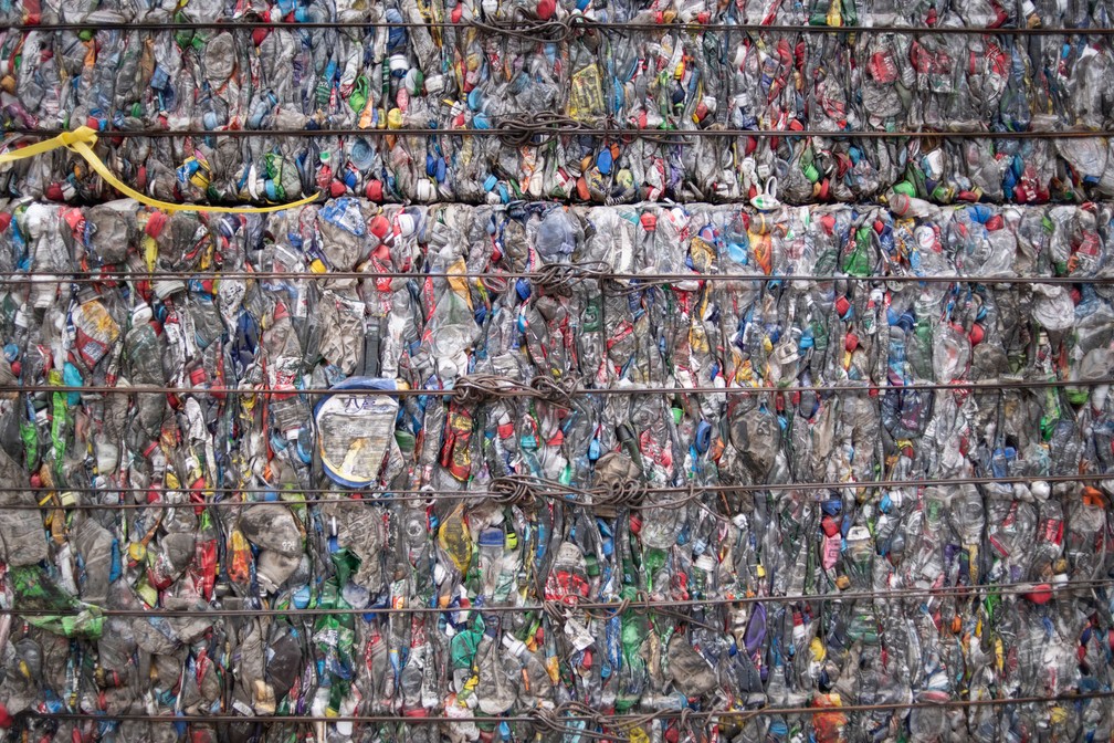 Um bloco de garrafas plÃ¡sticas comprimidas Ã© visto em um centro de lixo plÃ¡stico, nos arredores de Pequim, na China  (Foto: Fred Dufour/AFP)