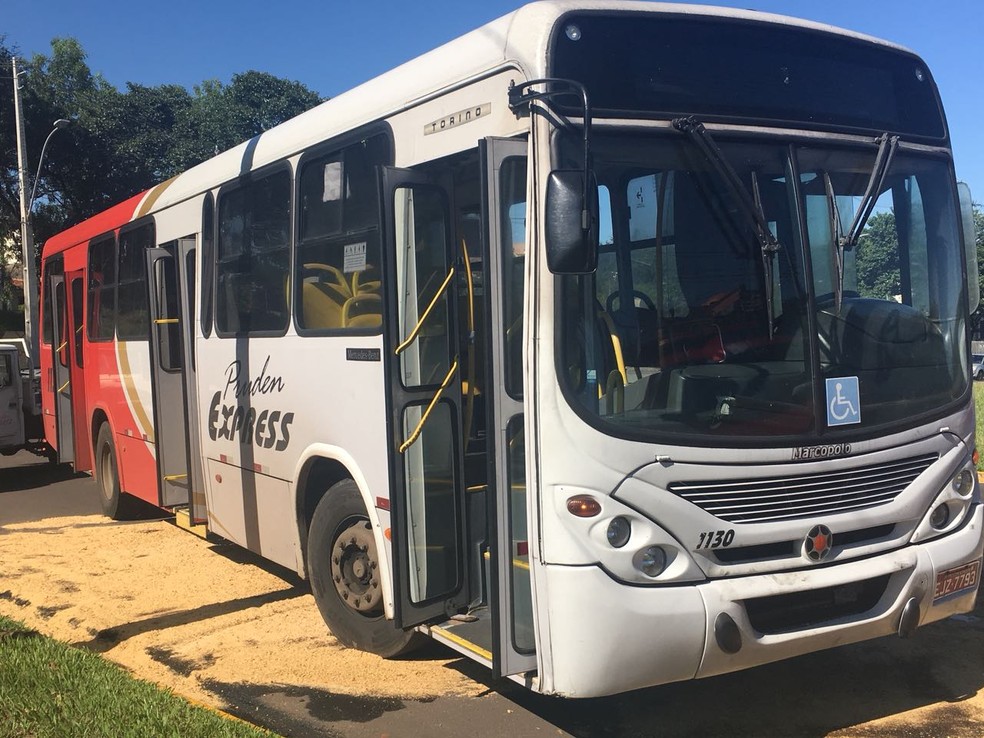 Acidente envolveu uma motocicleta e um ônibus do transporte coletivo, em Presidente Prudente (Foto: Gabriel Tibaldo/G1)
