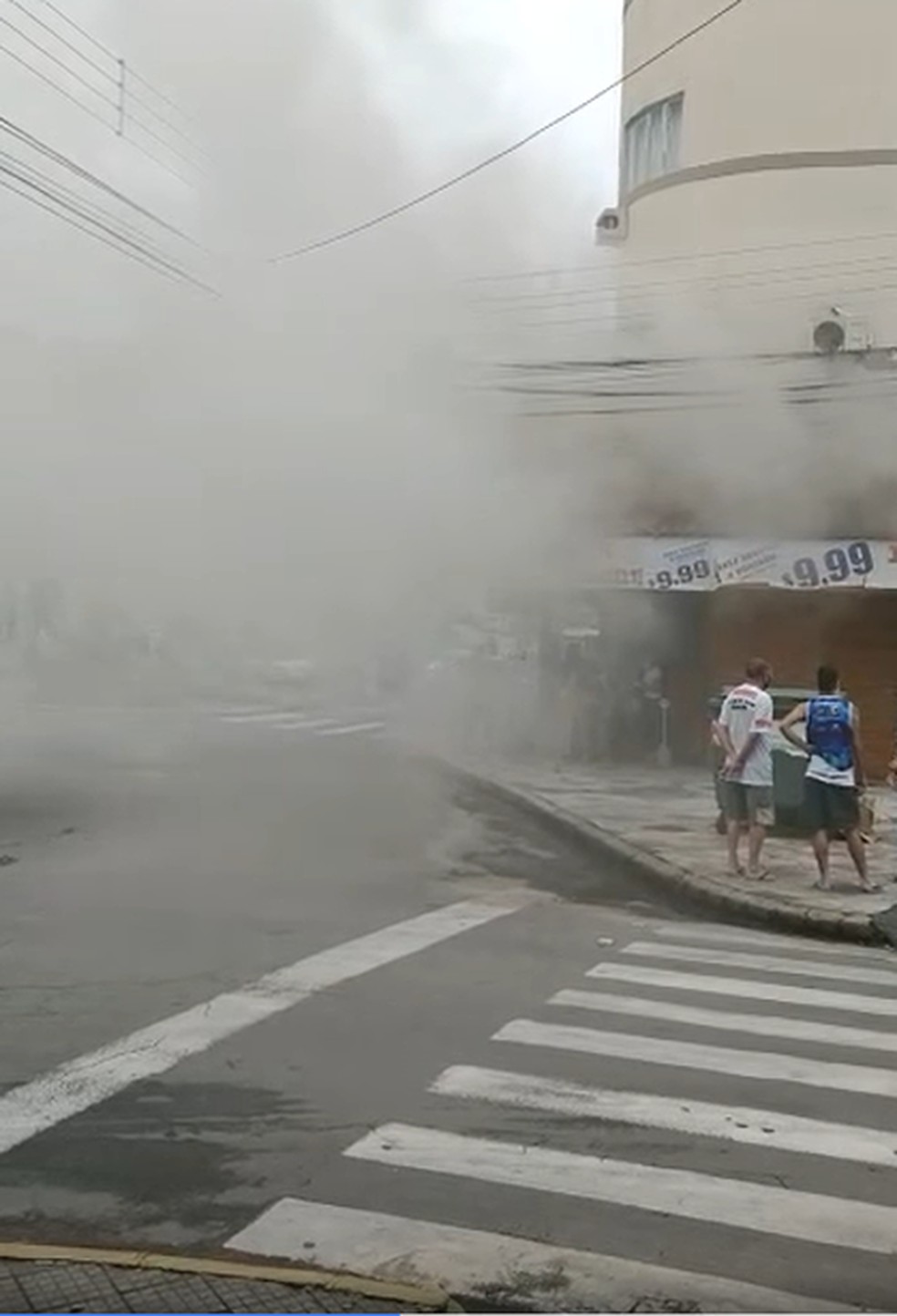 Fumaça assustou moradores que estavam no restaurante em Mongaguá, SP — Foto: Reprodução/ SOS Mongaguá
