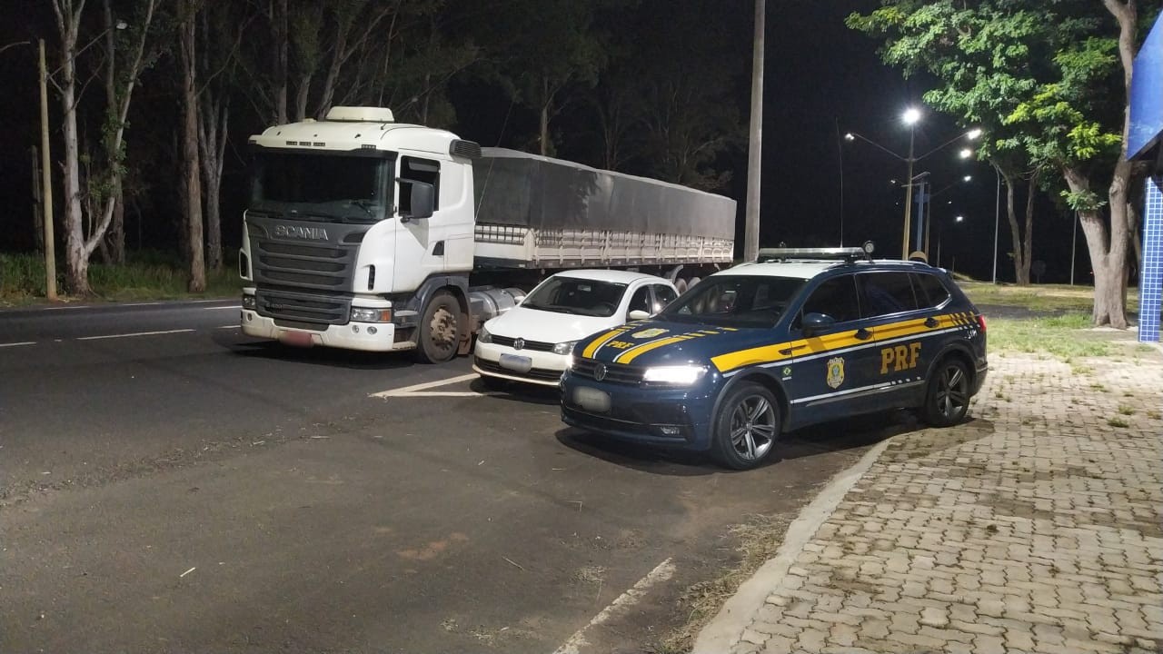 Trio é preso após roubarem carga de soja na BR-153 em Uberlândia; motorista foi feito refém e ainda não foi encontrado