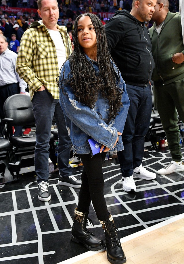 LOS ANGELES, CALIFORNIA - MARCH 08: Blue Ivy Carter attends a basketball game between the Los Angeles Clippers and the Los Angeles Lakers at Staples Center on March 08, 2020 in Los Angeles, California. (Photo by Allen Berezovsky/Getty Images) (Foto: Getty Images)
