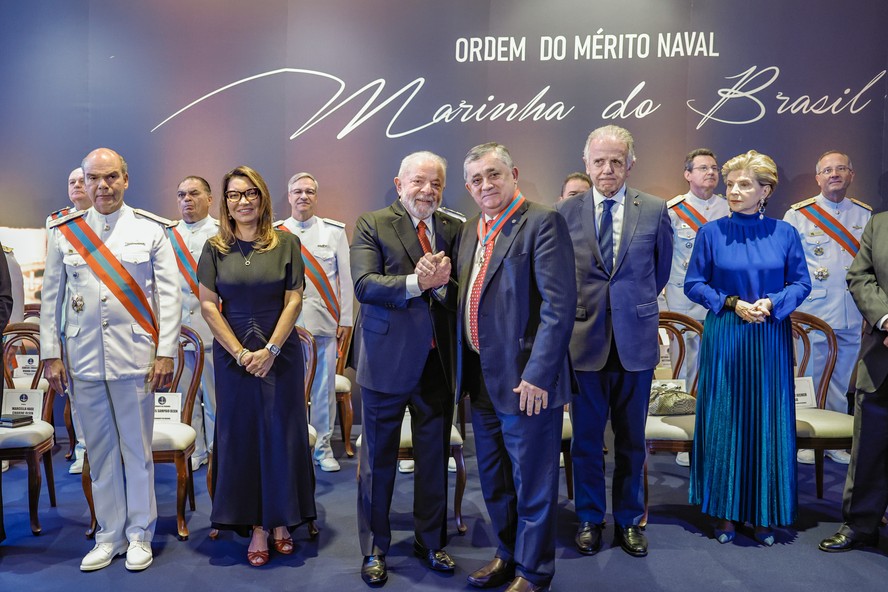 O presidente Luiz Inácio Lula da Silva entrega medalha da Ordem do Mérito Naval ao líder do governo na Câmara, José Guimarães (PT-CE), em cerimônia no dia 12 de julho