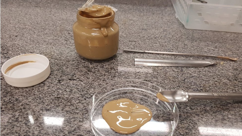 Cola inventada por duas pesquisadoras Ã© feita com lÃ¡tex, bagaÃ§o de cana e lignina (Foto: DivulgaÃ§Ã£o/CNPEM)