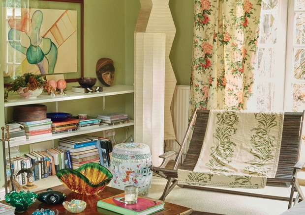 O escritório comos vasos de murano de Juliana Benfatti, luminárias geométricas de papel Sig Joelle e a aquarela de Márcia Grostein.  (Foto: Joe Hunt)