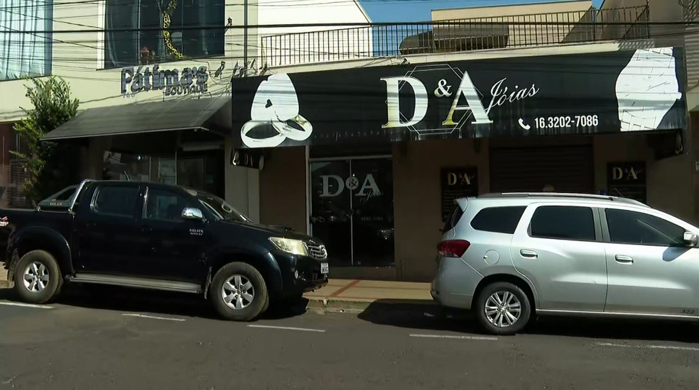 Joalheria alvo de quadrilha que se disfarçou de polícia civil para realizar assalto no Centro de Jaboticabal, SP — Foto: Reprodução/EPTV