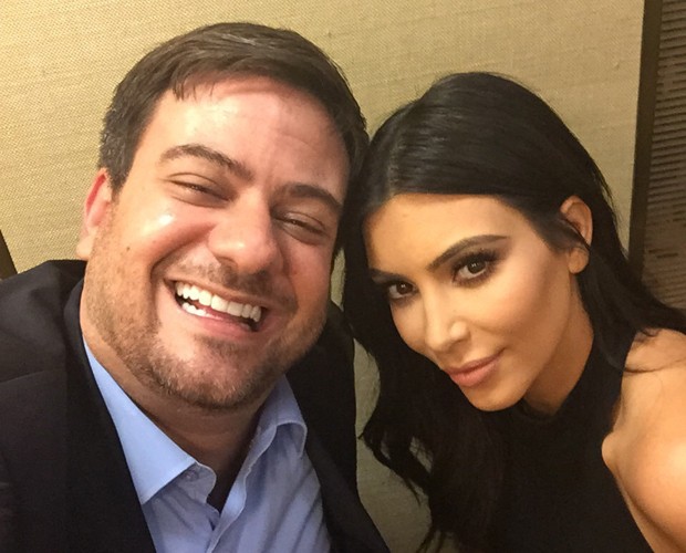 Bruno Astuto faz uma 'selfie' com Kim Kardashian (Foto: Arquivo Pessoal)