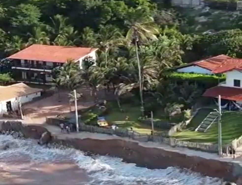 Mar avança na direção de casas na Praia da Peroba, em Icapuí, no litoral cearense — Foto: Arquivo pessoal