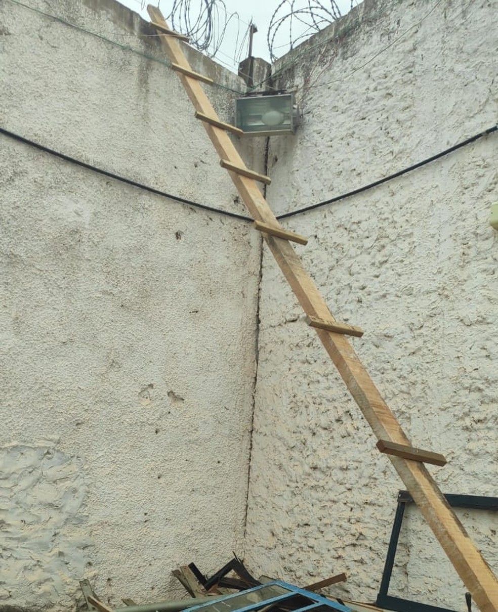 Escada improvisada foi usada para a fuga de Juninho — Foto: Divulgação