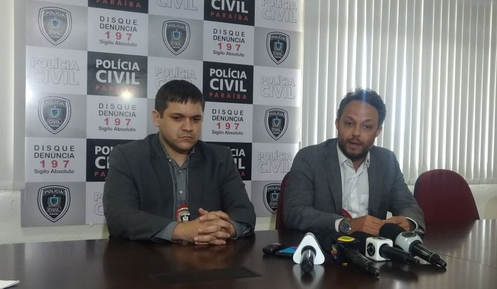 Os delegados da PolÃ­cia Civil, Lucas SÃ¡ e Marcos Paulo Vilela, sÃ£o dois dos responsÃ¡veis pela OperaÃ§Ã£o Cartola (Foto: Danilo Alves/TV Cabo Branco)