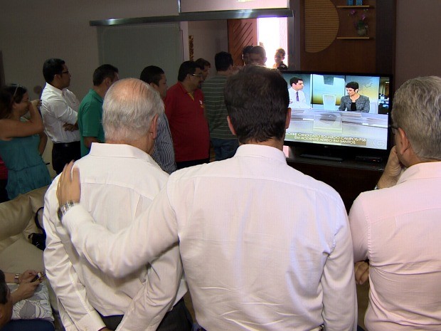 Membros do PSD se reuniram, em Manaus, para acompanhar notícias sobre morte (Foto: Reprodução/TV Amazonas)