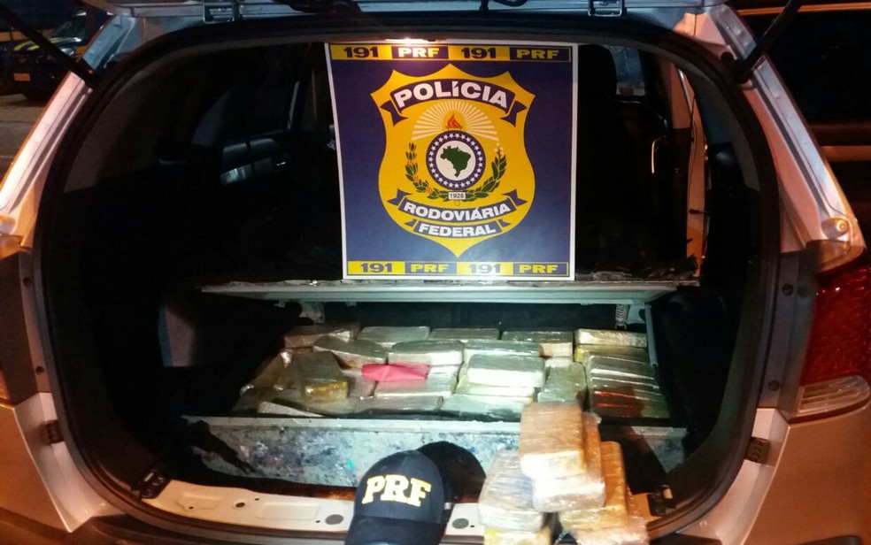 Droga estava escondida em fundo falso de carro (Foto: Divulgação/PRF)