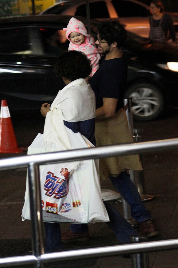 José Loreto leva Bella para passeio em shopping (Foto: Rodigo Adão/AgNews)