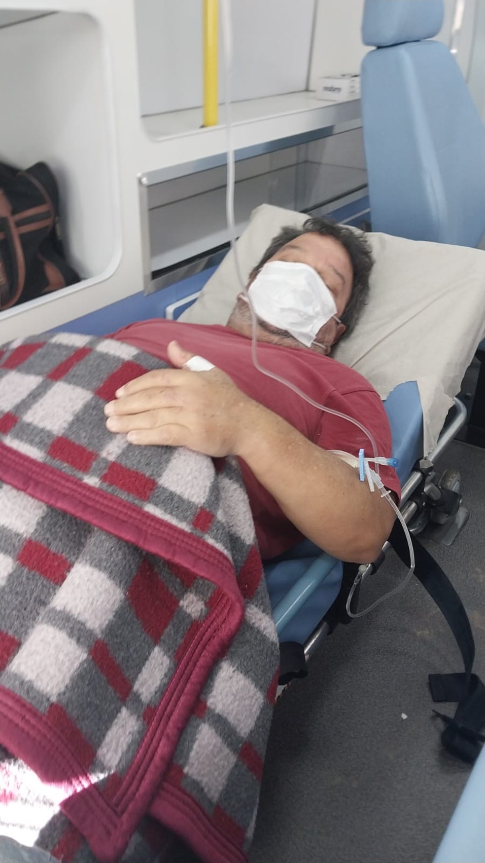 Idoso segue internado em observação no Hospital Regional de Taubaté — Foto: Arquivo Pessoal/Paulo Leite