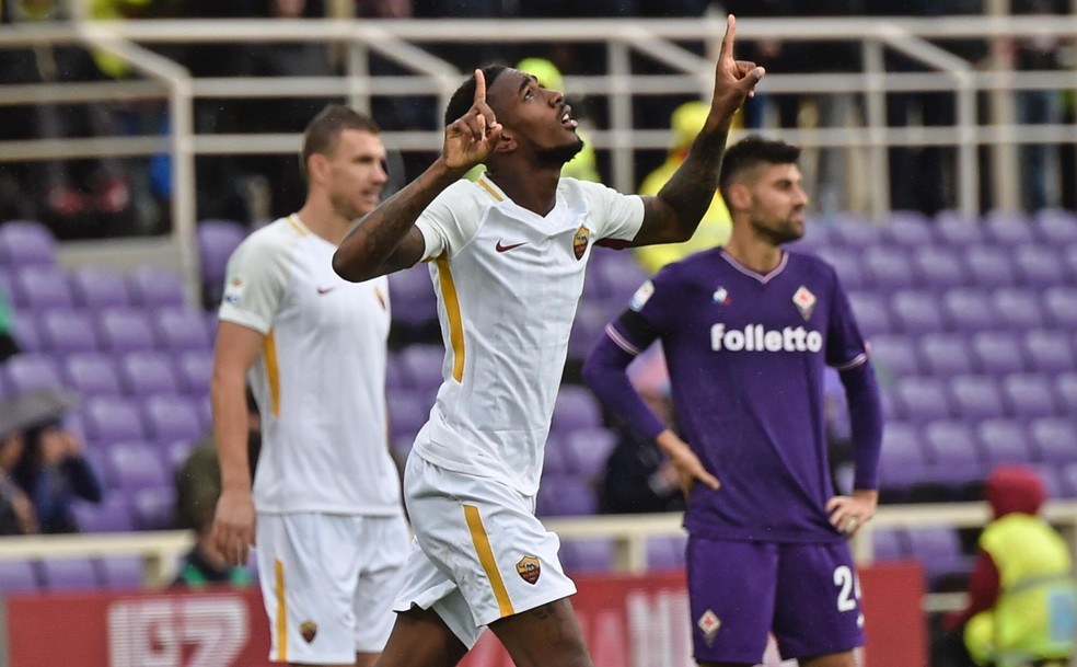 Gerson comemorando um de seus dois gosl pela Roma &mdash; Foto: AP 