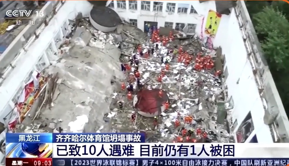 Teto de ginásio escolar desaba durante jogo de vôlei e mata 11 na China — Foto: Reprodução CCTV