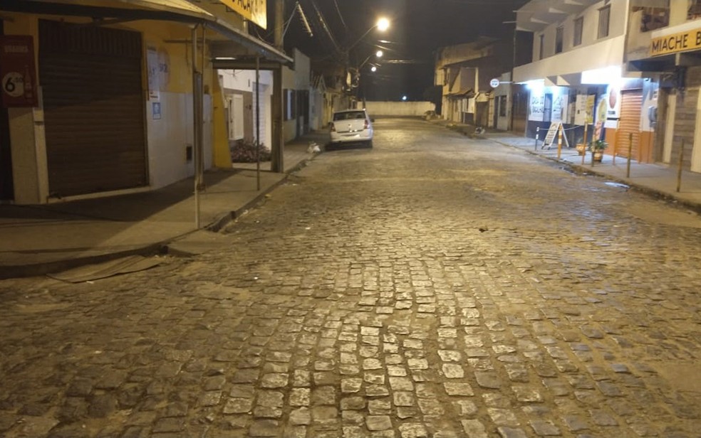 Passarela do Álcool em Ilhéus, no sul da Bahia, completamente vazia na noite desta sexta (19), primeiro dia de toque de recolher na Bahia — Foto: Izabela Freitas/TV Santa Cruz