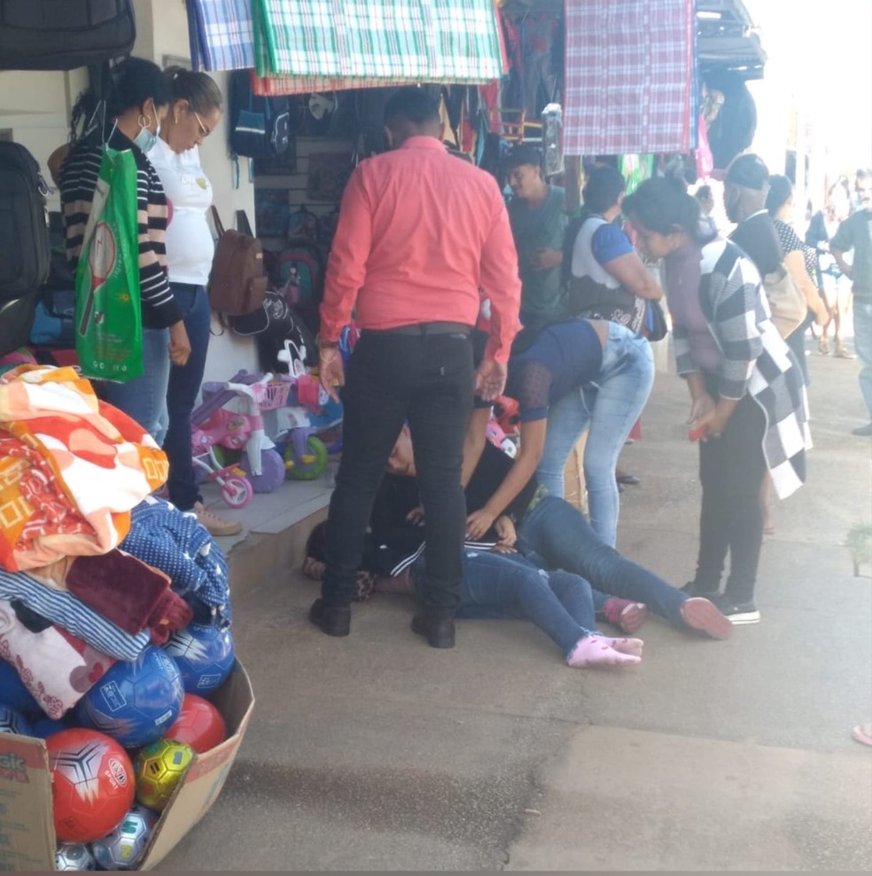 Mulher foi atropelada por carretinha em Cáceres — Foto: Reprodução