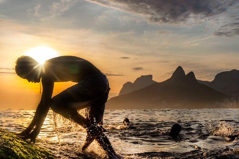 Foto “Ando com Fé” registra meninos em mar do Rio