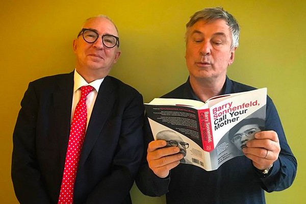 O cineasta Barry Sonnenfeld com o amigo Alec Baldwin lendo seu livro (Foto: Instagram)