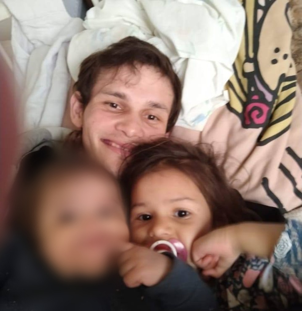 Geovane com as filhas, sendo que a bebê está desaparecida — Foto: Reprodução/Redes sociais